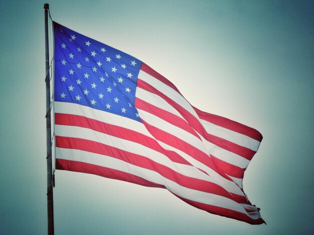 Foto vista de ângulo baixo da bandeira americana contra o céu