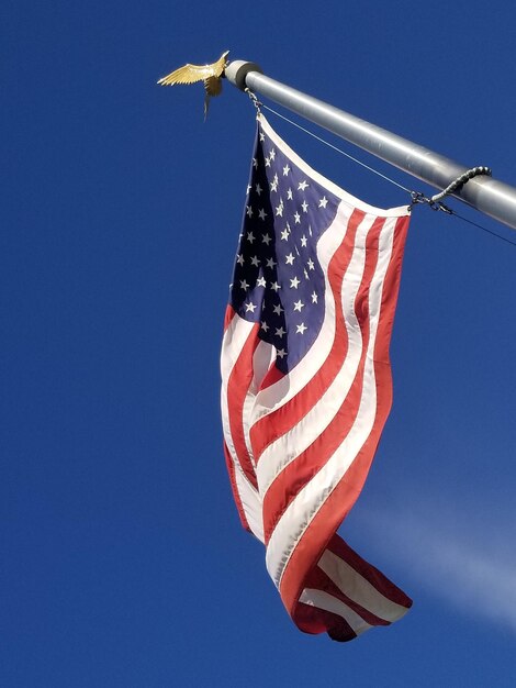 Foto vista de ângulo baixo da bandeira americana contra o céu