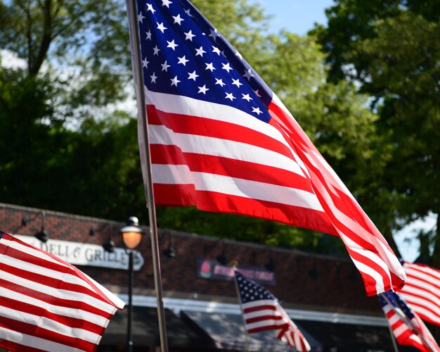 Vista de ângulo baixo da bandeira americana