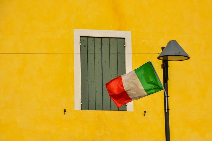 Foto vista de ângulo baixo da bandeira contra a parede amarela