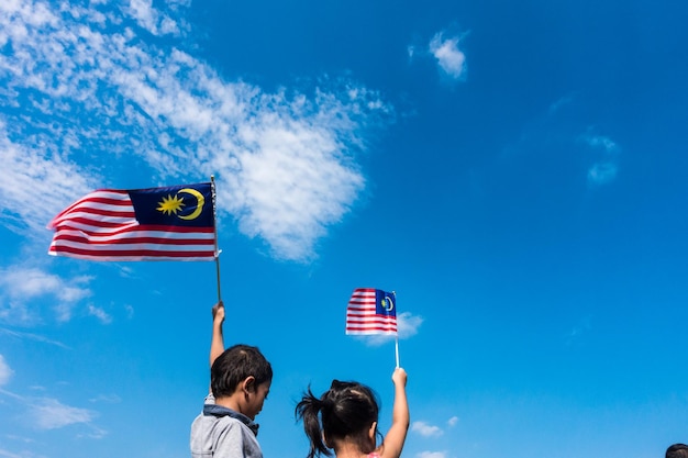 Vista de ângulo baixo da bandeira contra o céu azul