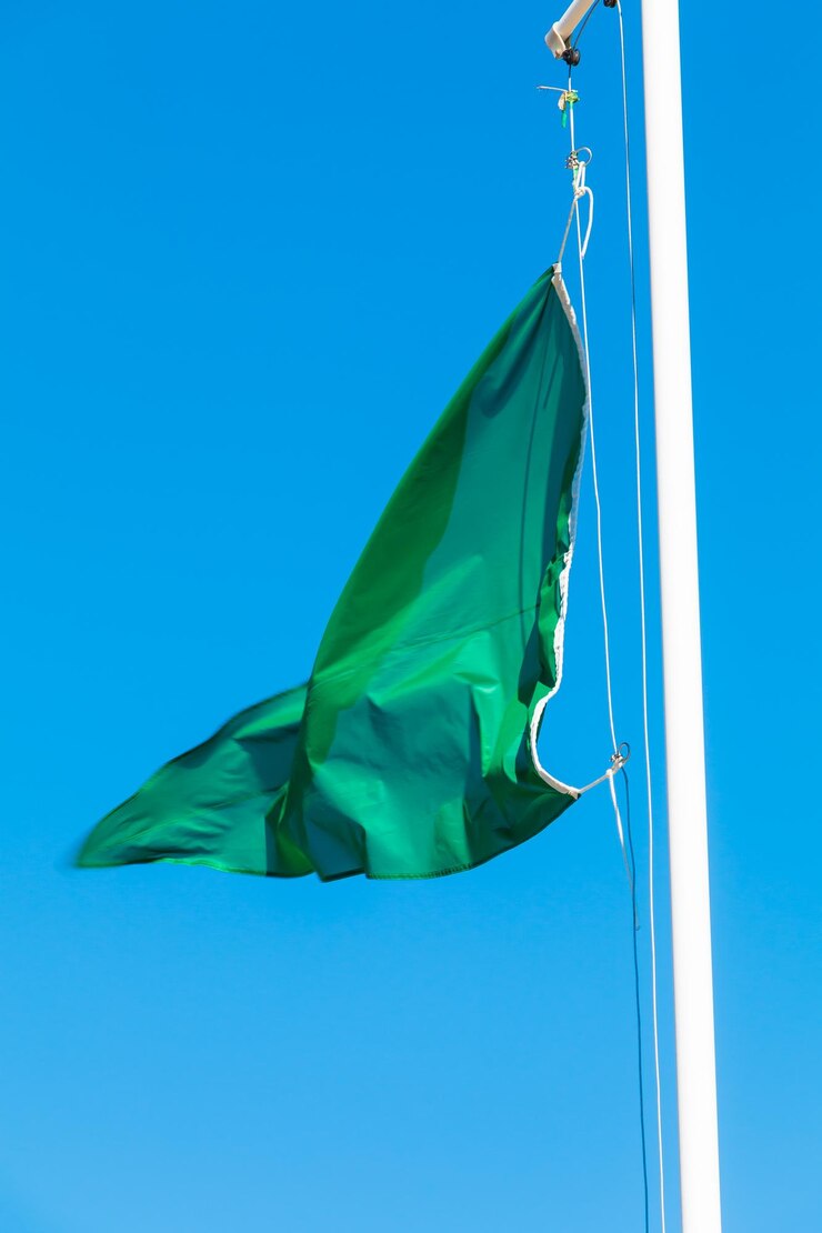 Foto vista de ângulo baixo da bandeira contra o céu azul