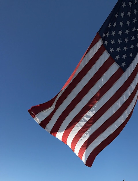 Vista de ângulo baixo da bandeira contra o céu