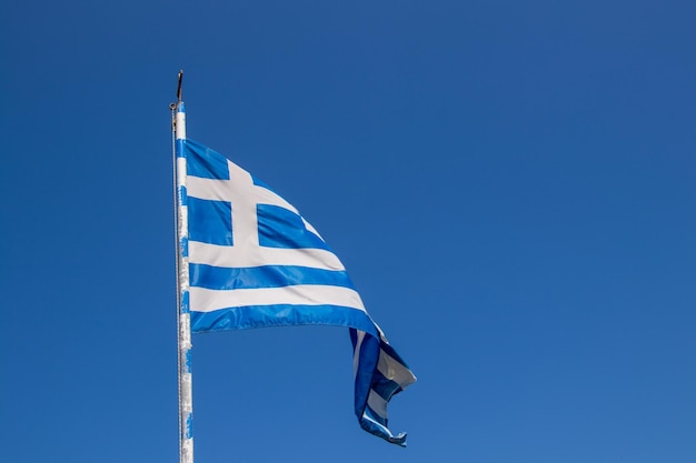 Vista de ângulo baixo da bandeira contra um céu azul claro