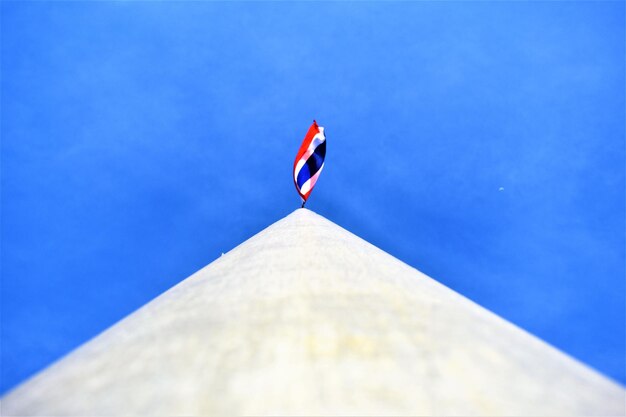 Foto vista de ângulo baixo da bandeira contra um céu azul claro