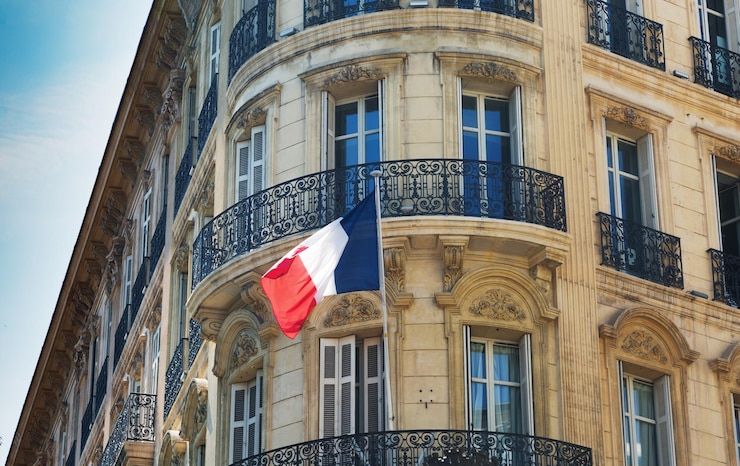 Foto vista de ângulo baixo da bandeira contra um edifício na cidade