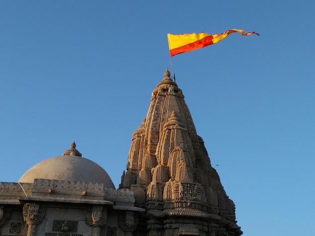 Vista de ângulo baixo da bandeira no rukshmani mandir contra um céu claro