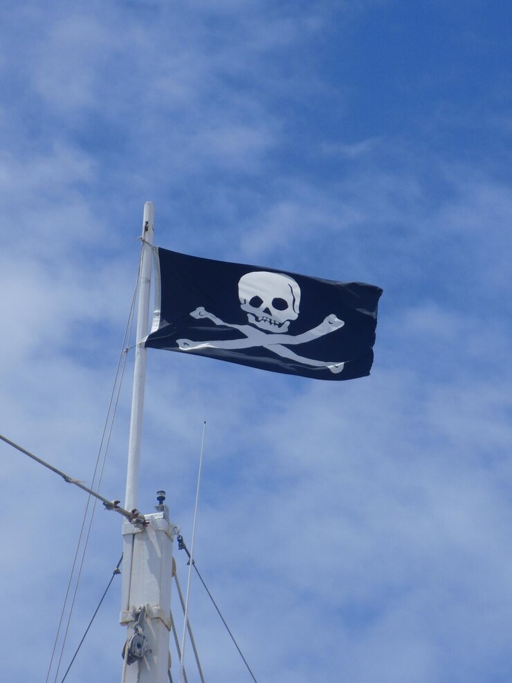 Foto vista de ângulo baixo da bandeira pirata contra o céu