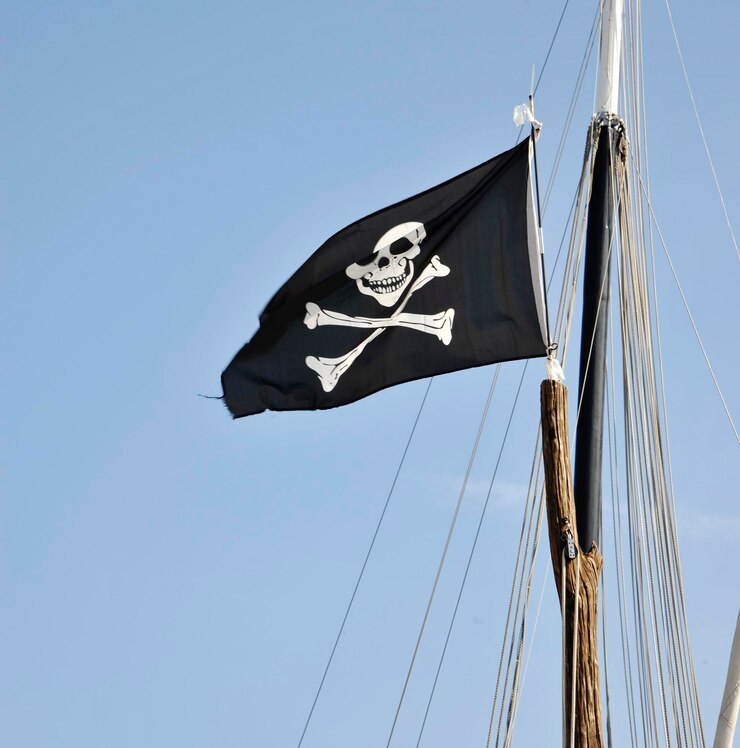 Foto vista de ângulo baixo da bandeira pirata contra o céu