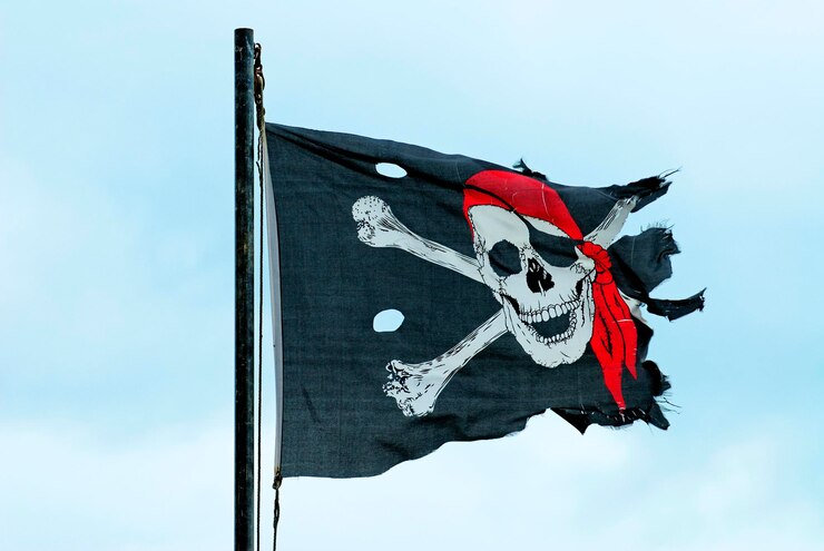 Foto vista de ângulo baixo da bandeira pirata rasgada contra o céu