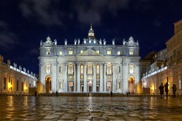 Vista de ângulo baixo da basílica de São Pedro contra o céu à noite