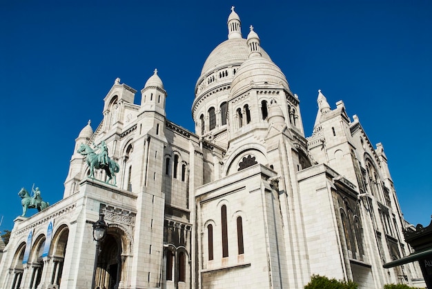Vista de ângulo baixo da basílica do Sacro Coração