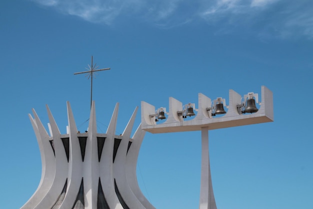 Vista de ângulo baixo da catedral com sinos contra o céu azul