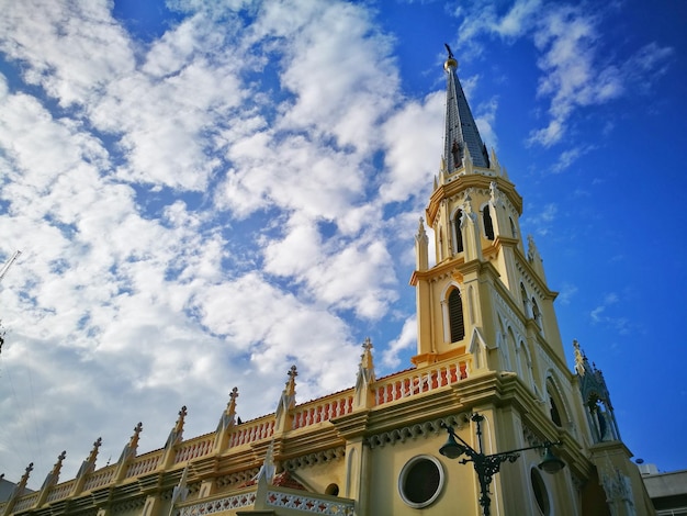 Vista de ângulo baixo da catedral contra o céu nublado