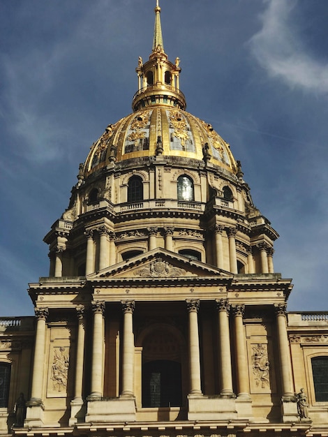 Vista de ângulo baixo da catedral contra o céu nublado
