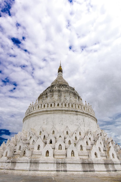 Foto vista de ângulo baixo da catedral contra o céu nublado