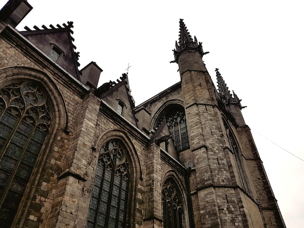 Foto vista de ângulo baixo da catedral contra o céu