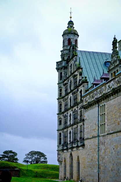 Foto vista de ângulo baixo da catedral contra o céu