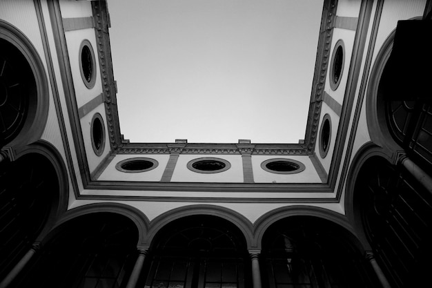 Foto vista de ângulo baixo da catedral contra o céu