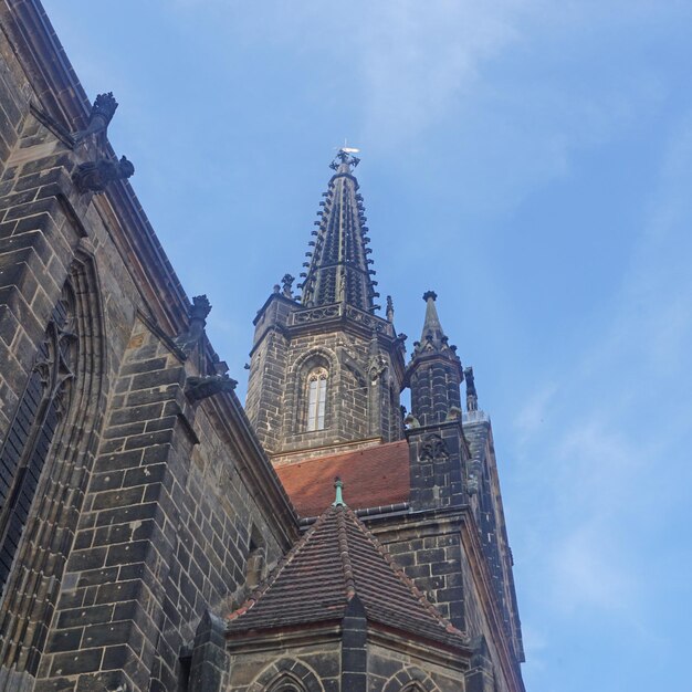 Vista de ângulo baixo da catedral contra o céu