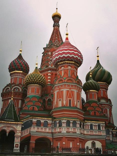 Foto vista de ângulo baixo da catedral contra o céu