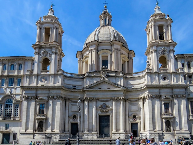 Foto vista de ângulo baixo da catedral contra o céu