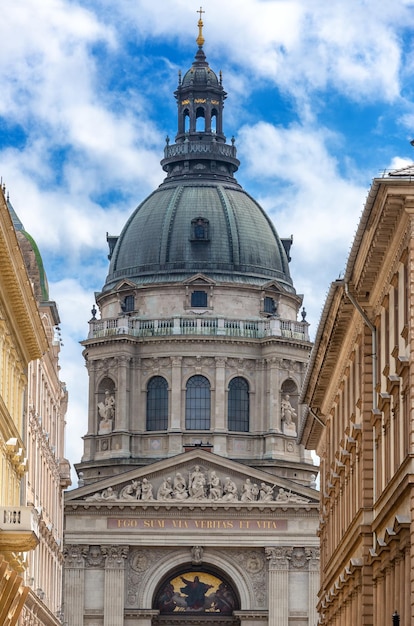 Vista de ângulo baixo da catedral contra o céu