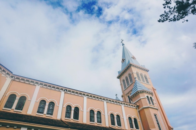 Vista de ângulo baixo da catedral contra o céu