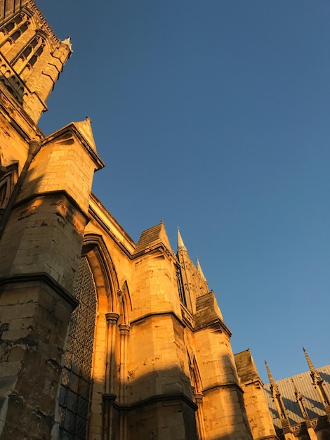 Foto vista de ângulo baixo da catedral contra um céu claro