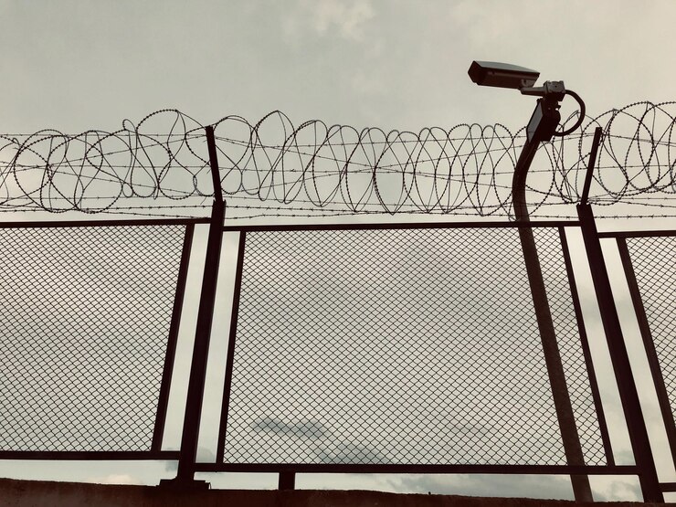 Foto vista de ângulo baixo da cerca de ligação de cadeia contra o céu