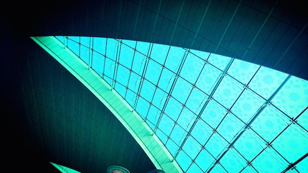 Vista de ângulo baixo da clarabóia em edifício moderno