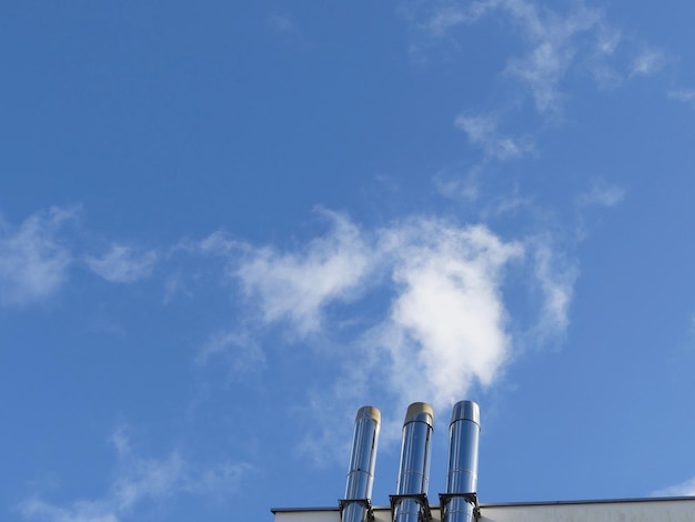 Foto vista de ângulo baixo da coluna de fumaça contra o céu