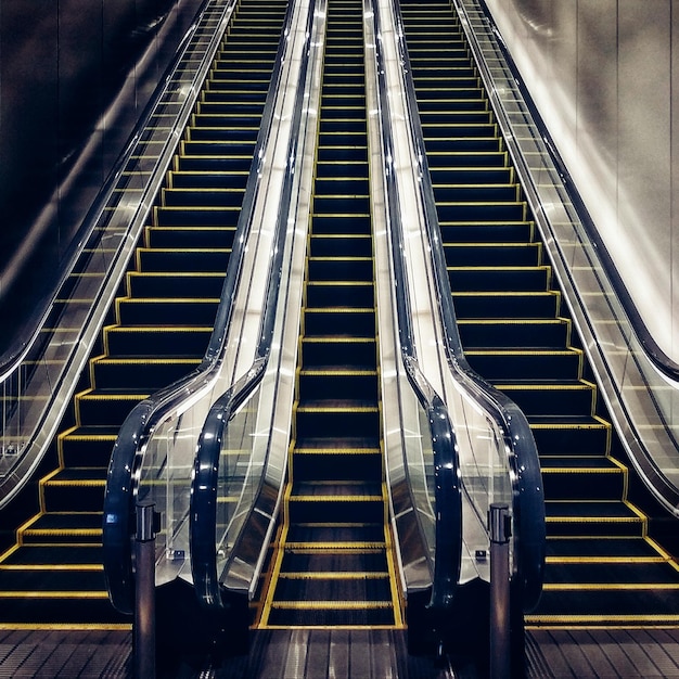 Foto vista de ângulo baixo da escada rolante na estação de metrô