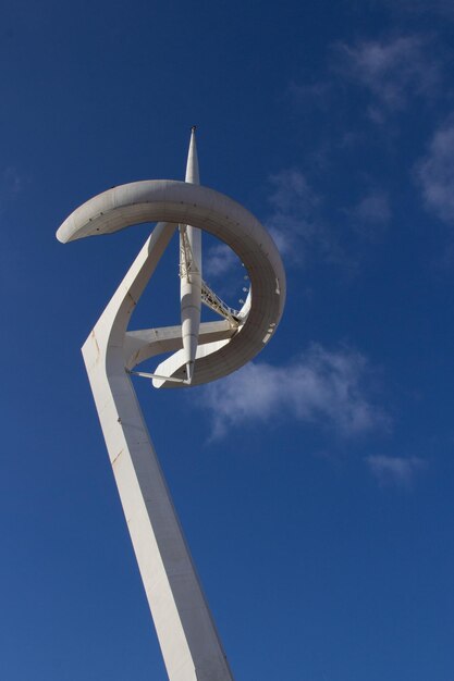 Foto vista de ângulo baixo da escultura contra o céu azul