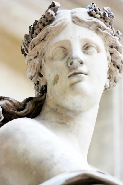 Vista de ângulo baixo da escultura feminina