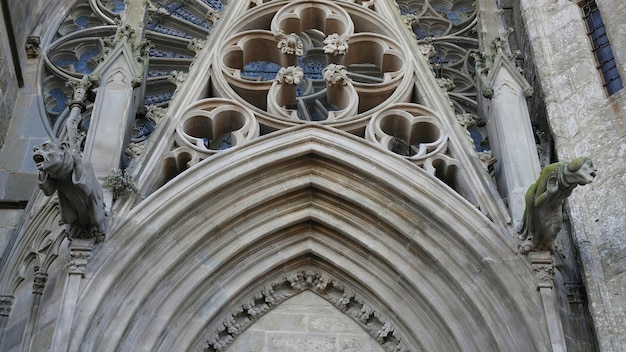 Foto vista de ângulo baixo da escultura no templo