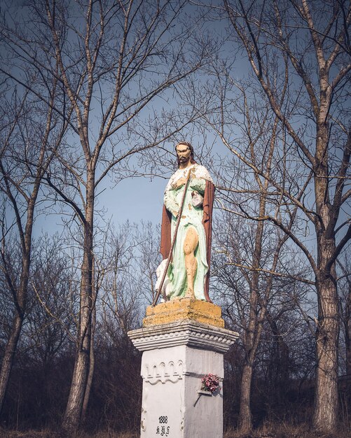 Foto vista de ângulo baixo da estátua contra as árvores