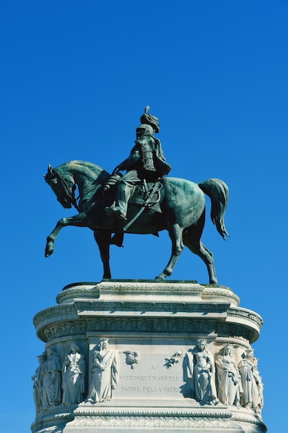 Vista de ângulo baixo da estátua contra o céu azul claro