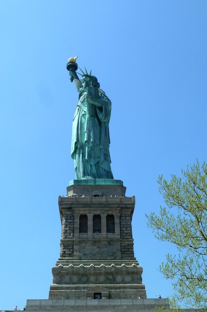 Foto vista de ângulo baixo da estátua contra o céu azul