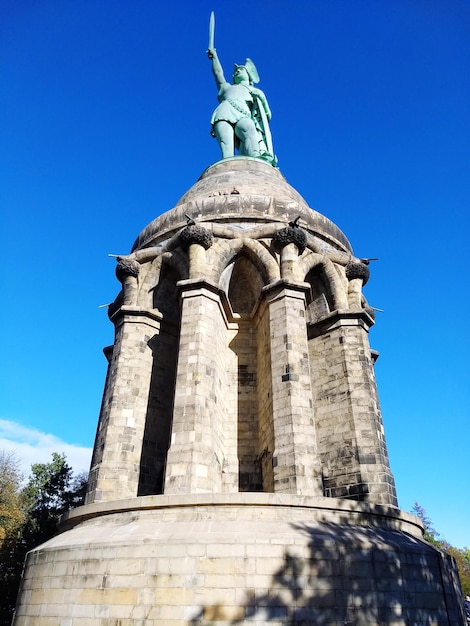 Foto vista de ângulo baixo da estátua contra o céu azul