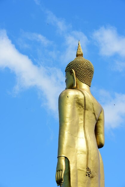 Vista de ângulo baixo da estátua contra o céu azul