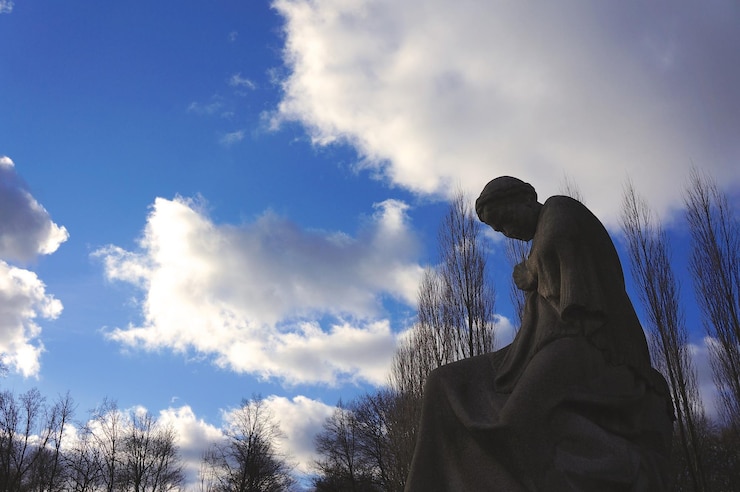Foto vista de ângulo baixo da estátua contra o céu azul
