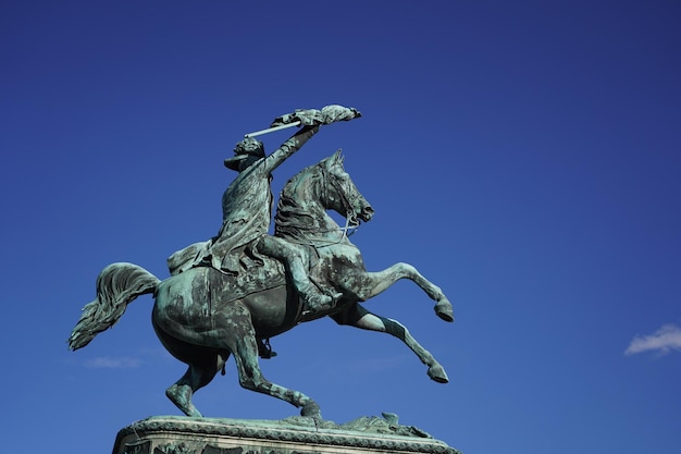 Vista de ângulo baixo da estátua contra o céu azul