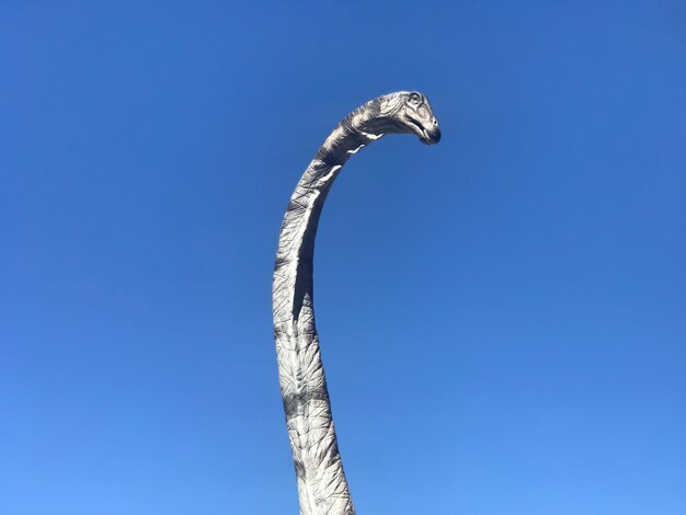 Foto vista de ângulo baixo da estátua contra o céu azul