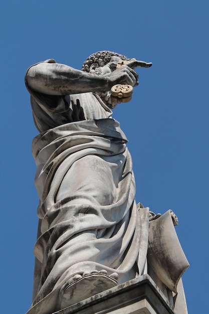 Vista de ângulo baixo da estátua contra o céu azul