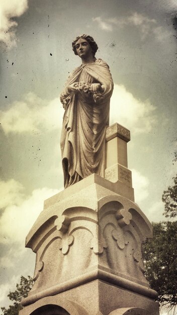 Vista de ângulo baixo da estátua contra o céu nublado