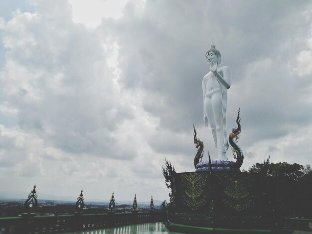 Foto vista de ângulo baixo da estátua contra o céu nublado