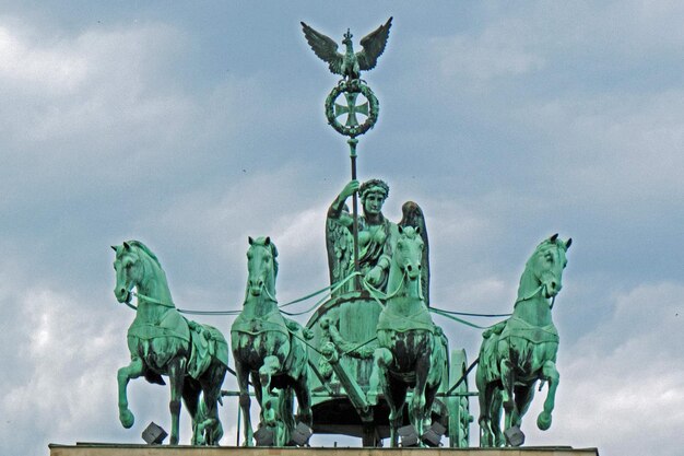 Foto vista de ângulo baixo da estátua contra o céu nublado