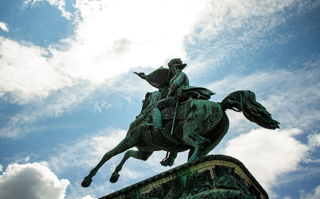 Vista de ângulo baixo da estátua contra o céu