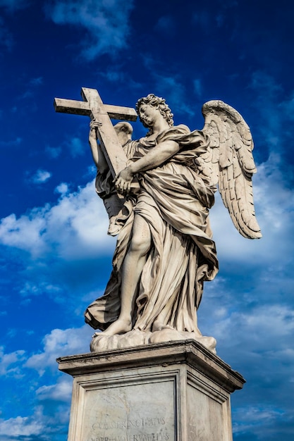 Vista de ângulo baixo da estátua contra o céu